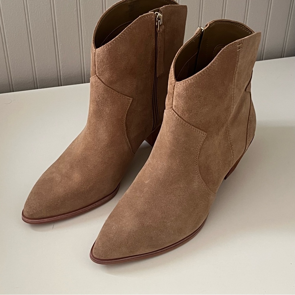 Vince Camuto 8.5 Tan Suede Ankle Boots Western block heel
